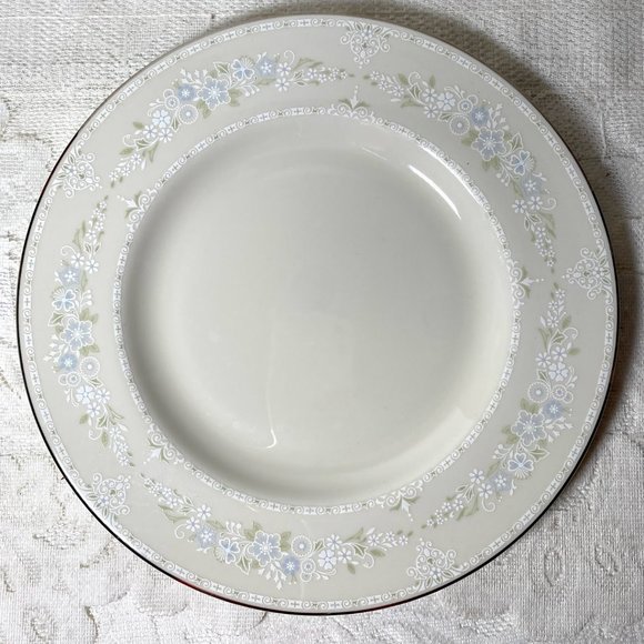 PICKARD Serenity USA Dinner Plate - Blue & White Flower, Moss Green Leaves - Picture 1 of 4